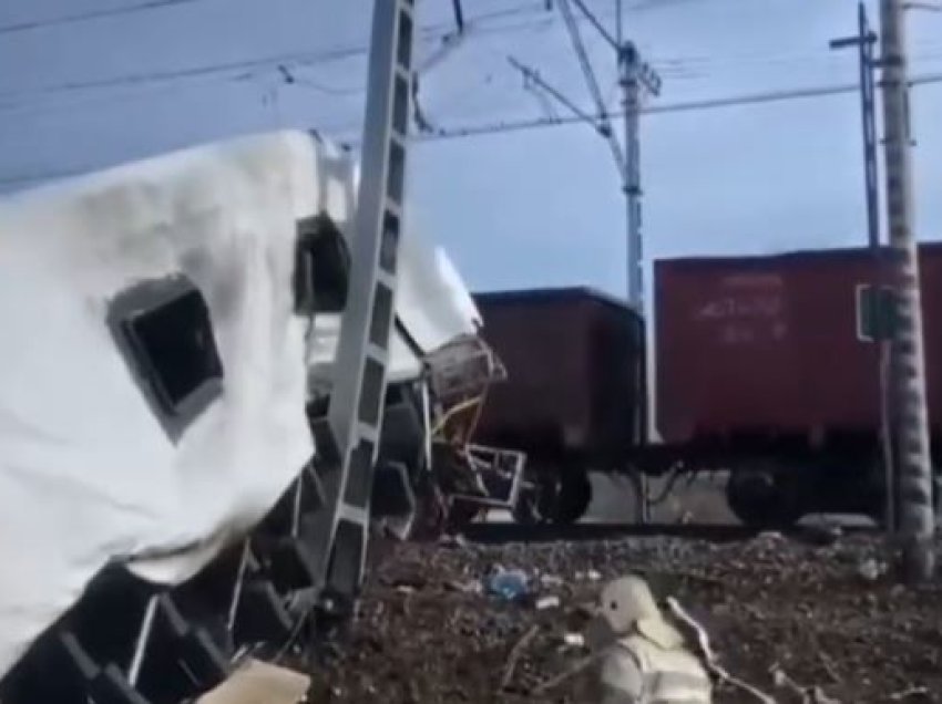 Përplaset autobusi dhe treni në Rusi, tetë persona vdesin