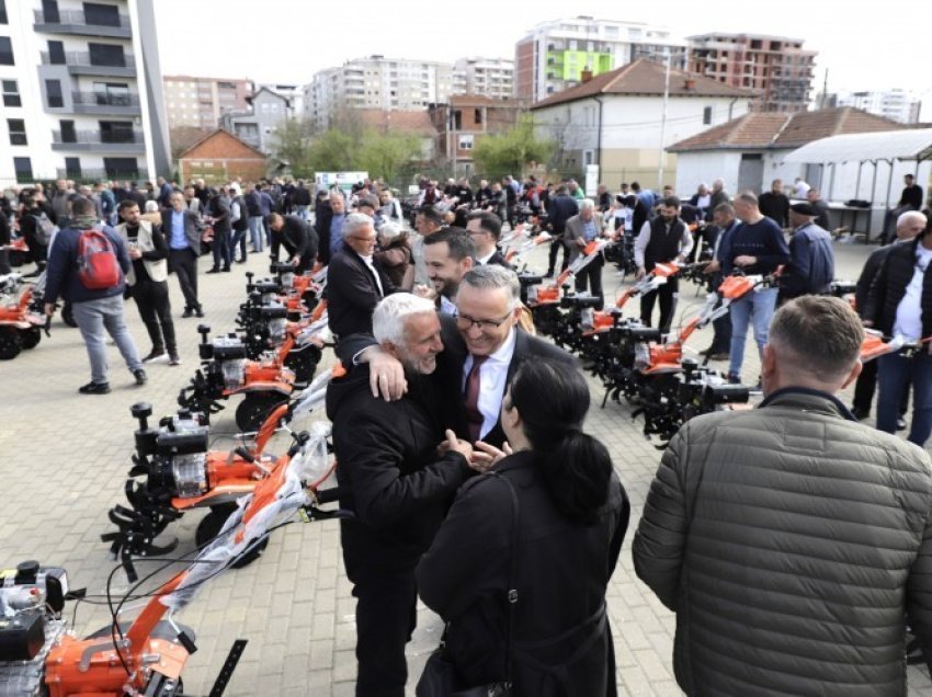 Komuna e Mitrovicës shpërndan 127 motokultivatorë për bujqit