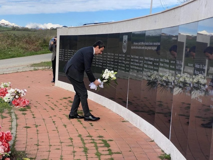 Kurti bën homazhe në përkujtim të viktimave të masakrës në Kralan të Gjakovës