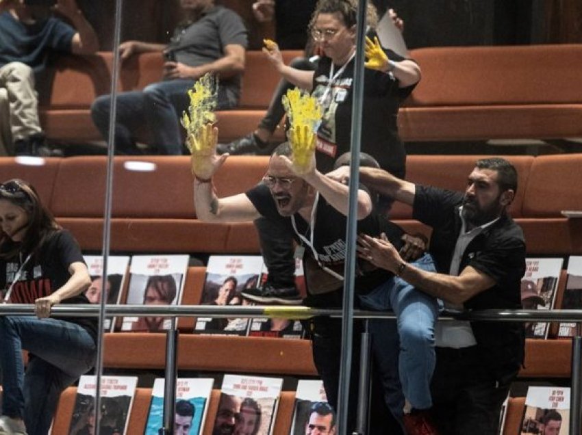 Familjet e pengjeve izraelite protestojnë në parlamentin e Izraelit