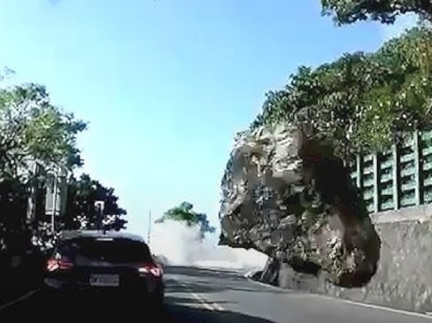 Momenti kur gurët gjigant ‘fluturojnë’ mbi vetura na lëvizje – Pamje nga tërmeti shkatërrues në Tajvan