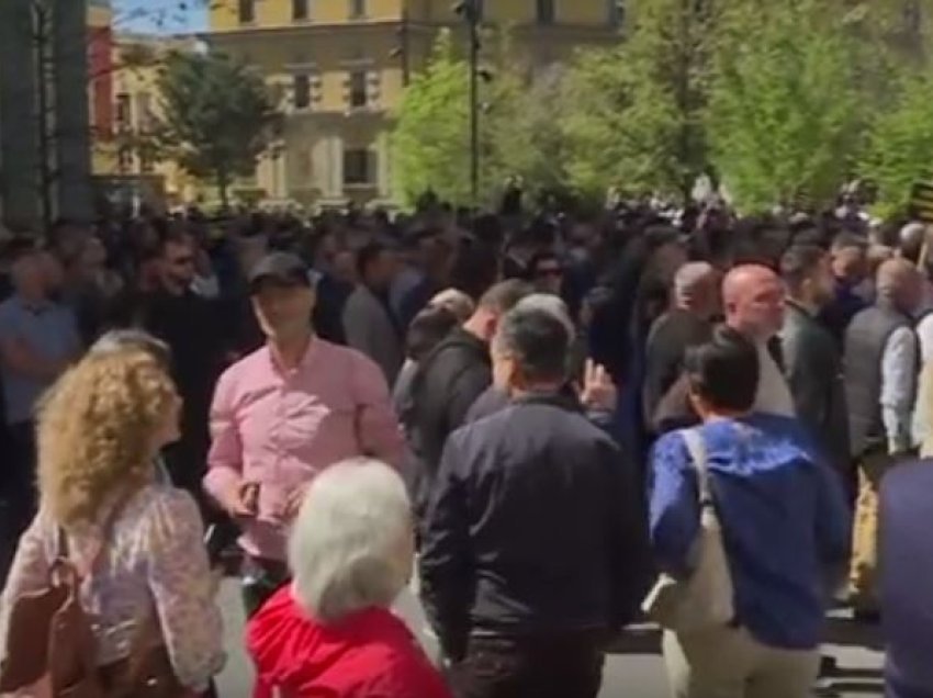 Protestuesit hedhin vezë në godinën e Bashkisë së Tiranës