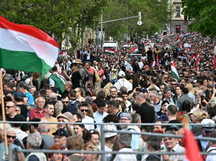 Dhjetëra mijëra njerëz protestojnë në Budapest kundër Viktor Orbanit