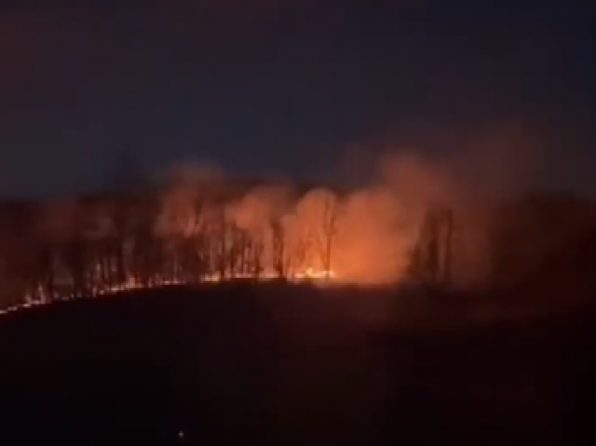 Zjarr në një mal të Gërlicës në Kaçanik, intervenojnë zjarrfikësit