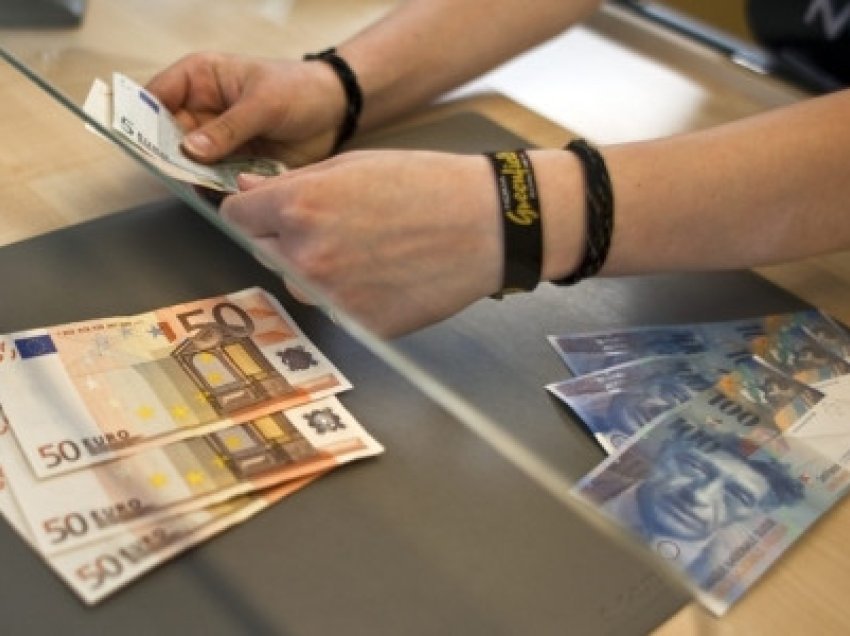 Shqiptari nga Kosova kapet me 80 mijë franga dhe euro në kufirin Zvicër-Gjermani, ja çka gjeti policia në to