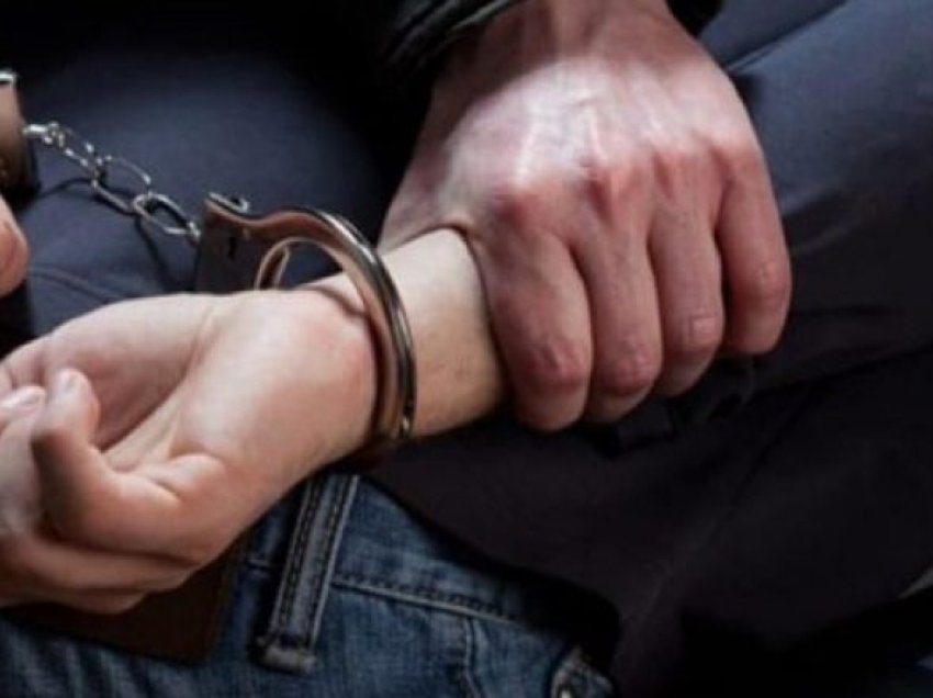 Shitblerja e drogës: Arrestohen dy persona në Kamenicë, sekuestrohen mbi 20 qese marihuanë