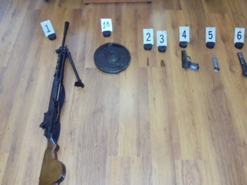 Arrestohet një 21 vjeçar në Istog – policia i gjen armë dhe municion në shtëpi