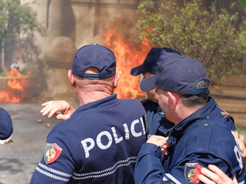 Rithemelimi protestë përpara Bashkisë Tiranë, qëllohet me molotov