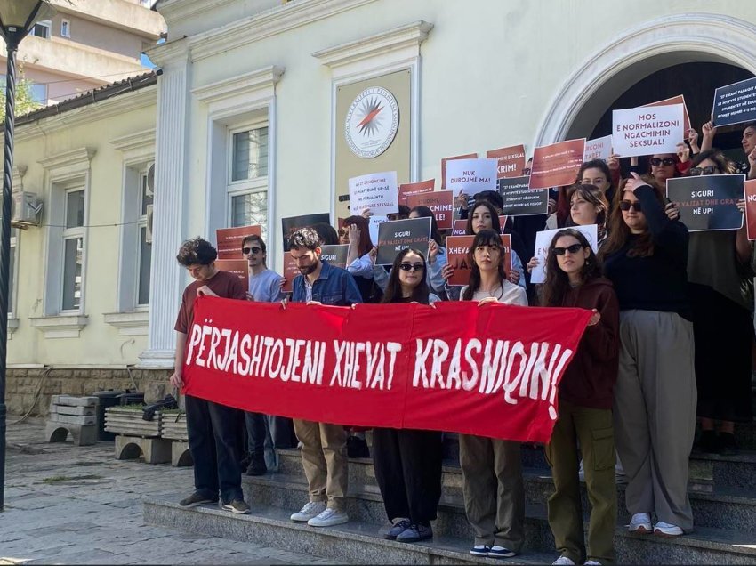 Vazhdojnë protestat para Rektoratit të UP-së: “Përjashtojeni Xhevat Krasniqin”