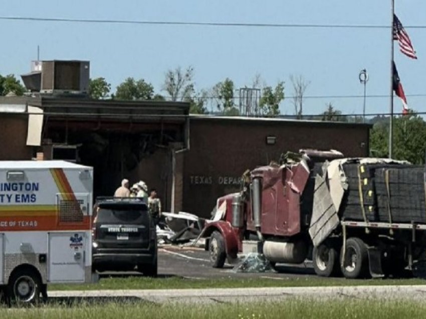​Disa të plagosur nga përplasja e automjetit në një objekt departamenti në Teksas
