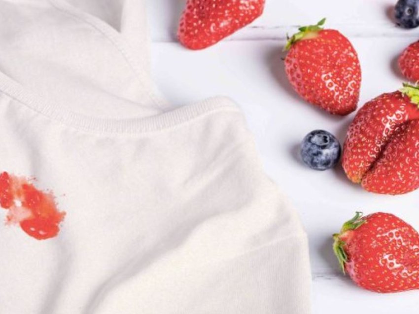 Njollat e frutave në rroba të bardha, disa mënyra si t’i hiqni ato në kushte shtëpie