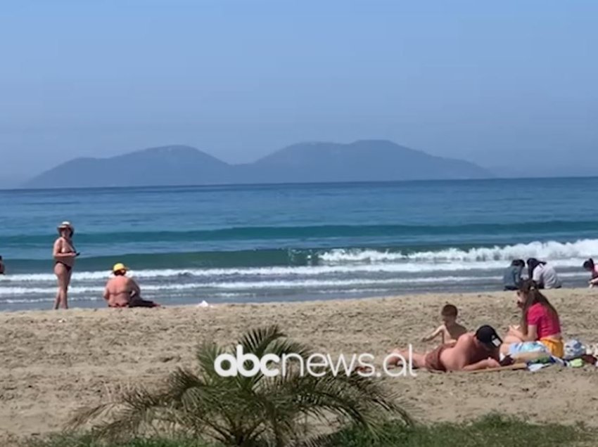 Rriten temperaturat në Vlorë/ Pushuesit zgjedhin të relaksohen në plazhe: Det, rërë dhe diell