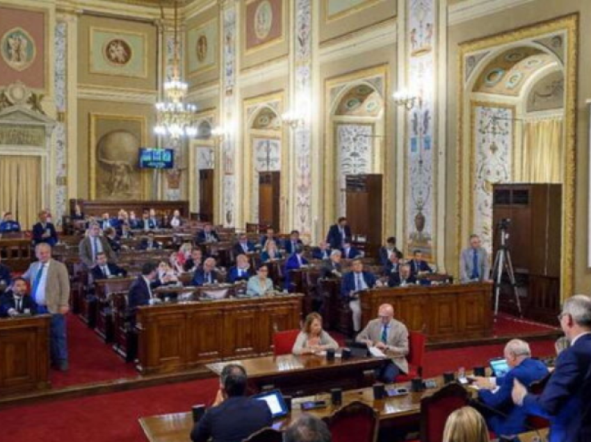 Gjobë kush mungon në votime, Sicilia miraton rregullin e ri për deputetët e qarkut