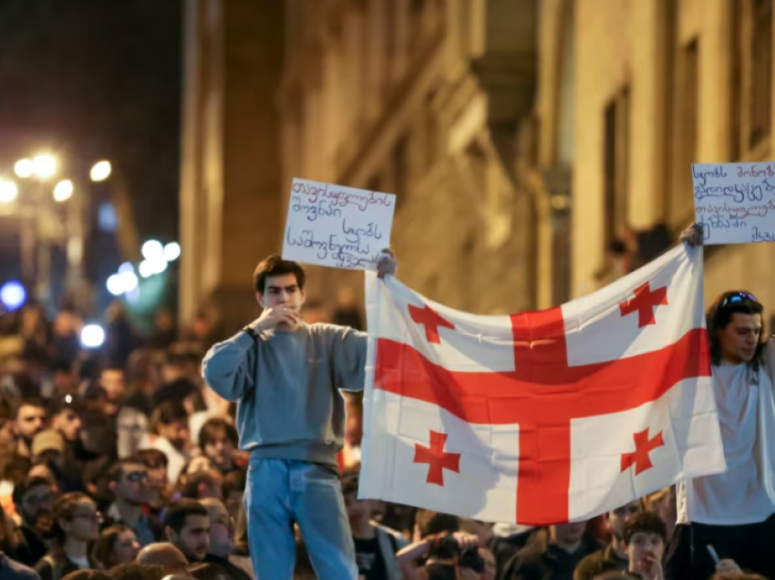 Mijëra njerëz protestojnë kundër ligjit për “agjentët e huaj” në Gjeorgji