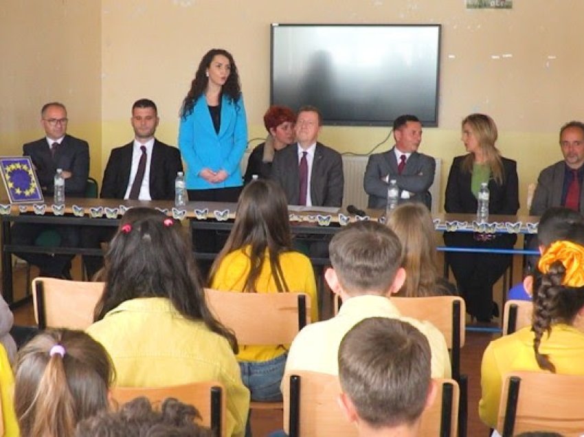 ​Ambasadori i BE-së në Kosovë takon nxënësit e shkollës “Ibrahim Mazreku” dhe kryetarin e Malishevës
