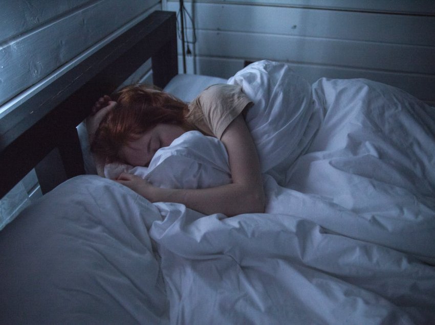 Eksperti paralajmëron se mungesa e gjumit lidhet me rritjen e rasteve të sëmundjes së mëlçisë yndyrore jo-alkoolike