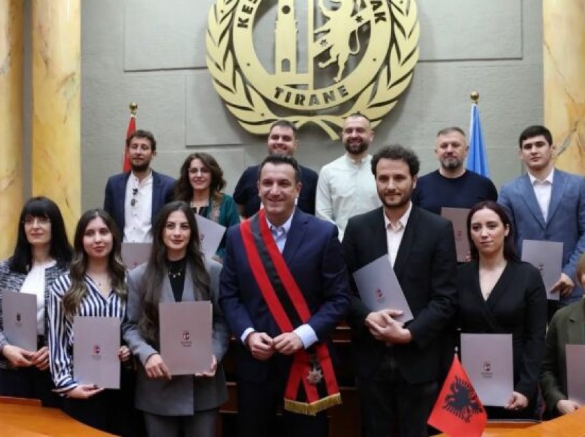 13 shtetas betohen për shtetësinë shqiptare, Veliaj: Marrja e pasaportës shqiptare, mision për të çuar vendin përpara