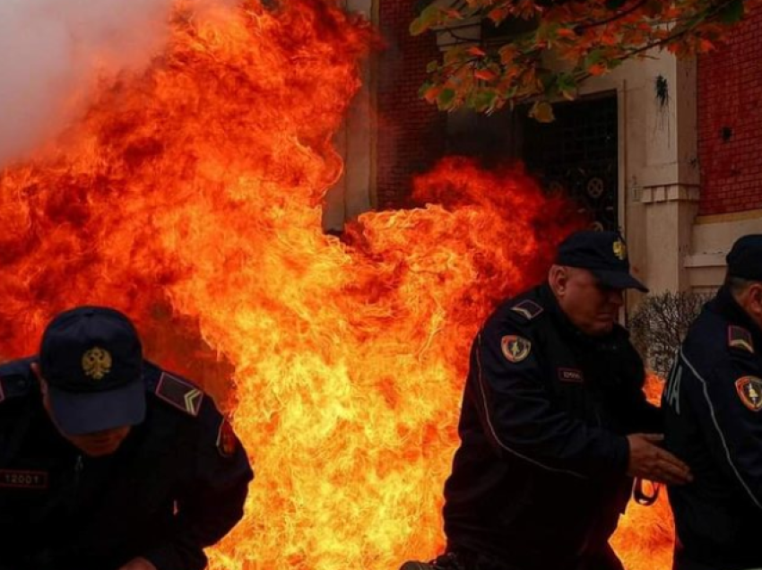 Protesta e dhunshme para bashkisë Tiranë, tre të arrestuar