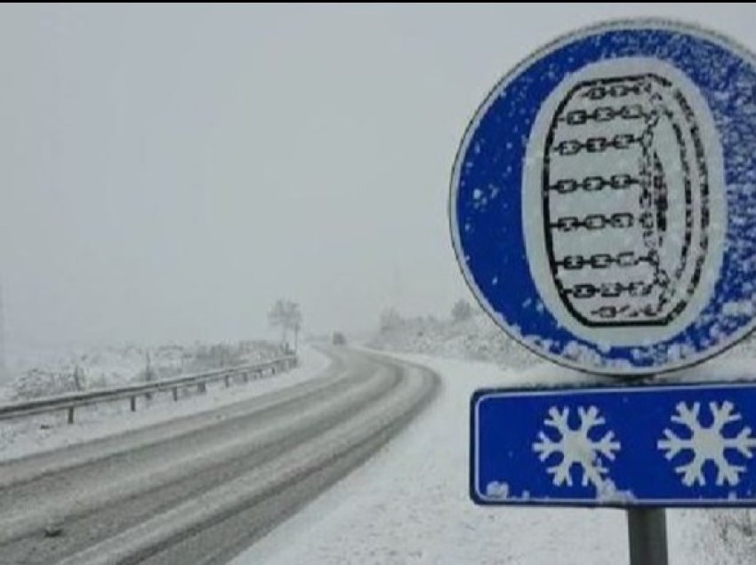 Reshjet intensive të dëborës, vështirësohet qarkullimi i automjeteve në Rrugën e Arbrit
