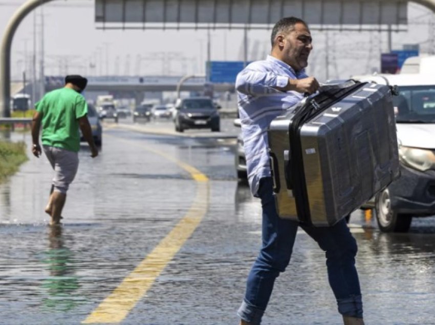 Kaosi në aeroportin e Dubait pas përmbytjeve, reagon presidenti i “Emirates Airline”