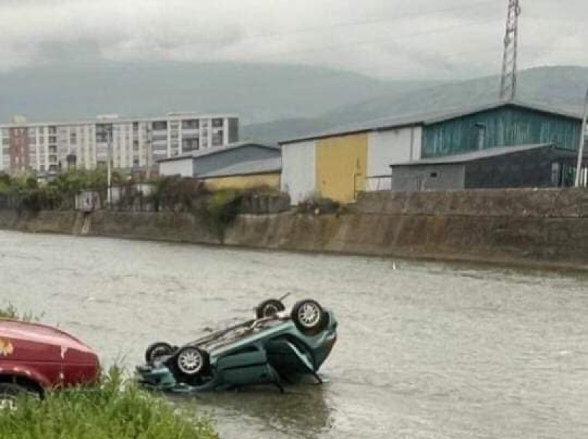 Dy të lënduar në aksidentin në Pejë, vetura përfundon në lumë