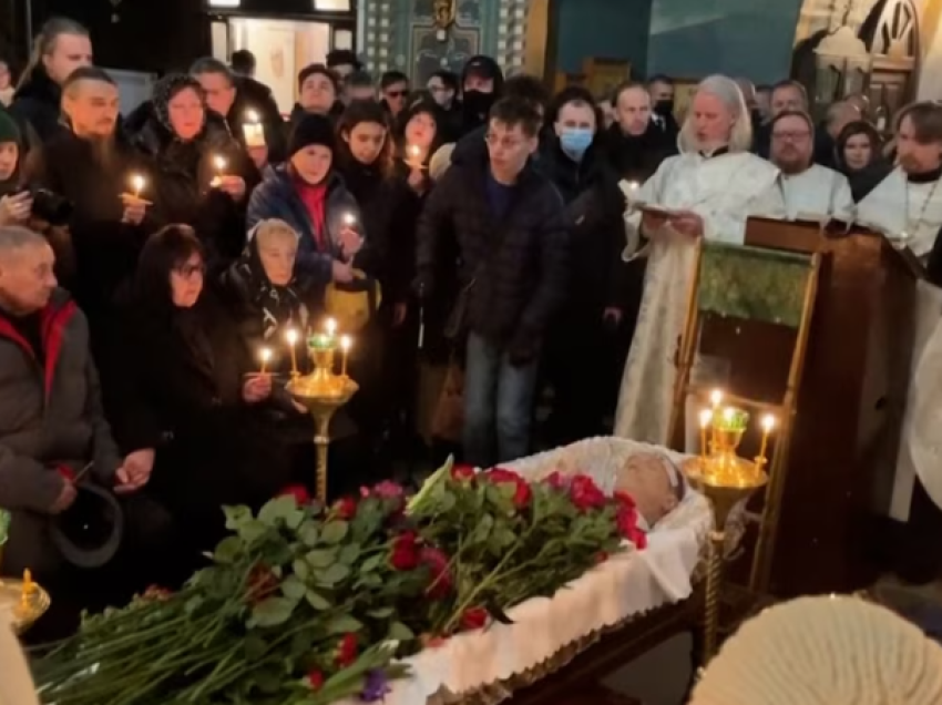 Pezullohet prifti ortodoks që udhëhoqi ceremoni në varrimin e Navalnyt