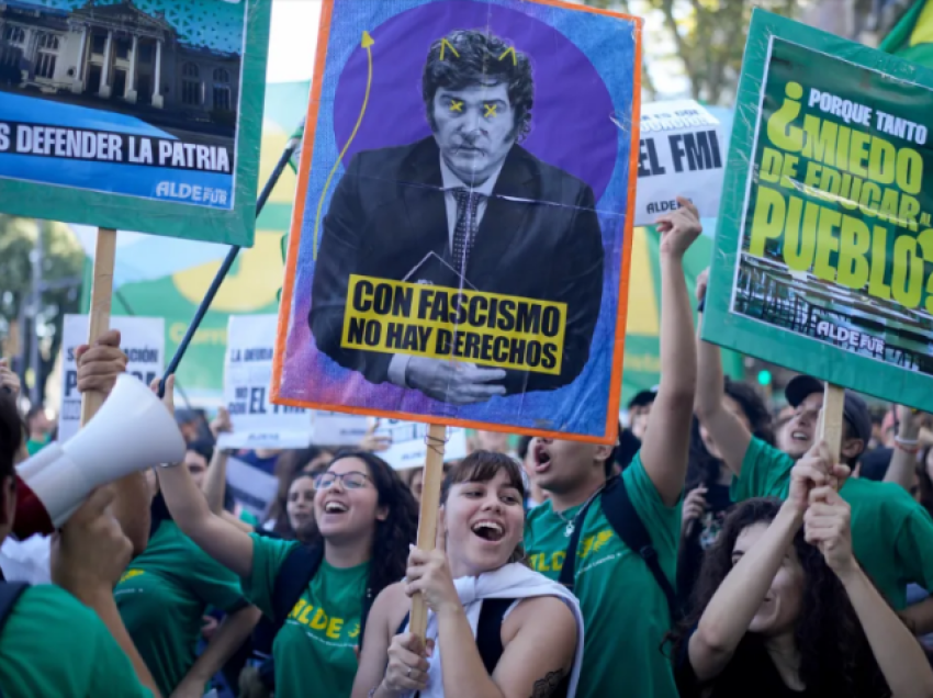 Qindra mijëra njerëz protestojnë në Argjentinë kundër shkurtimit të financave të arsimit nga Milei 