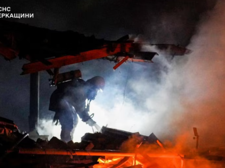 Plagosen 13 civilë nga bombardimet ruse në Ukrainë