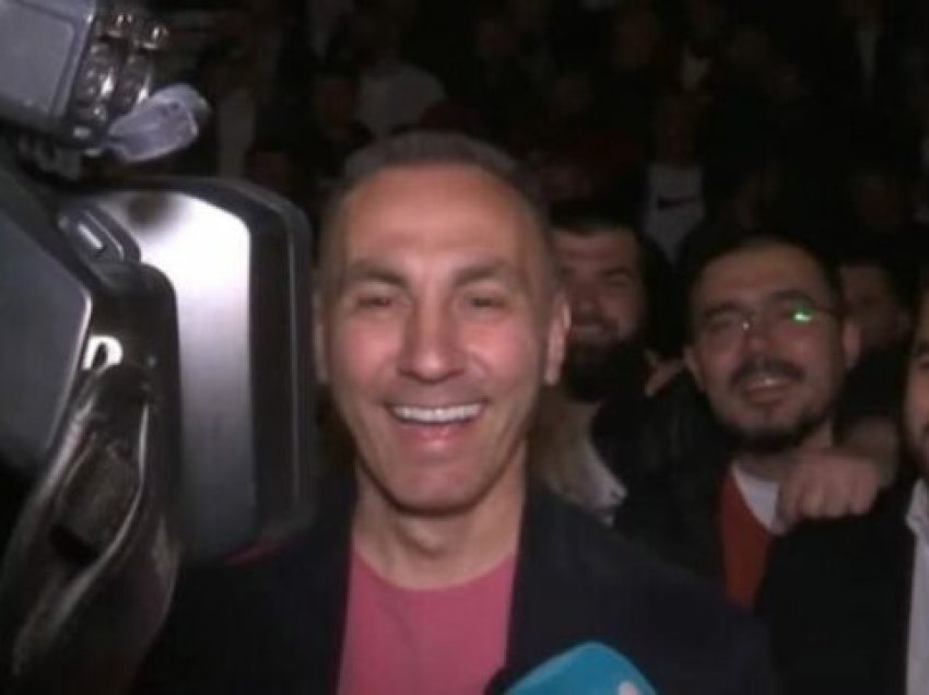 Artan Grubi tallet me opozitën shqiptare: Ecni te shpia, mos e harroni adapterin!