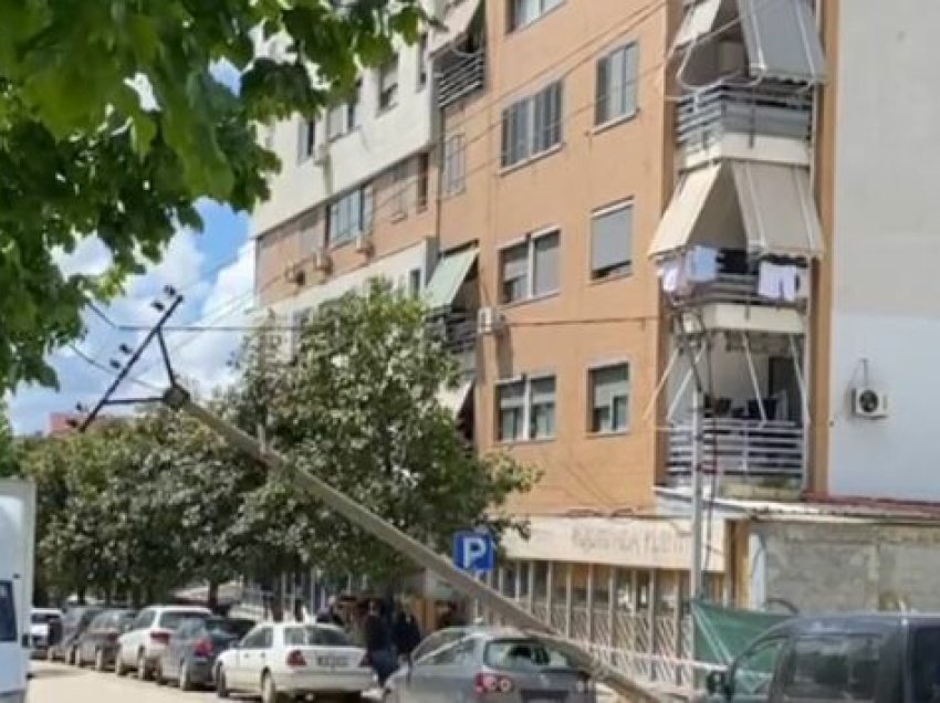 E rëndë në Tiranë/ Shtylla elektrike bie mbi makinën, dyshohet se…