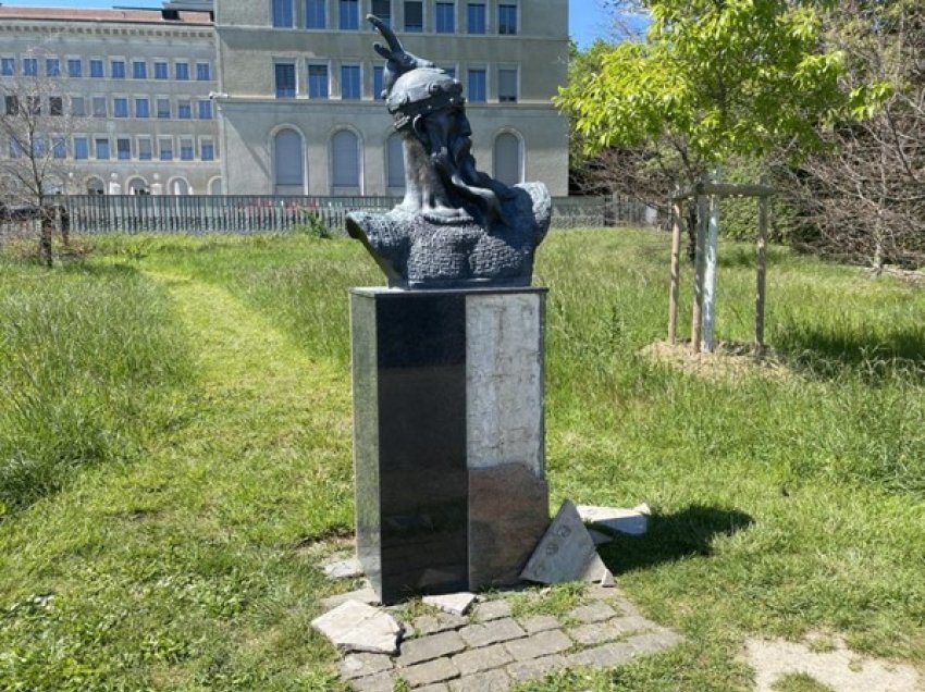 Dëmtimi i pllakës memoriale të Skënderbeut / Arifi: Përdhosja e gjithë këtij mundi shumëvjeçarë ka indinjuar mërgimtarët tanë 