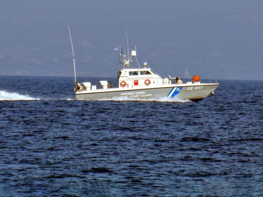 Disa të zhdukur dhe të paktën 1 viktimë pas mbytjes së varkës me emigrantë në brigjet greke