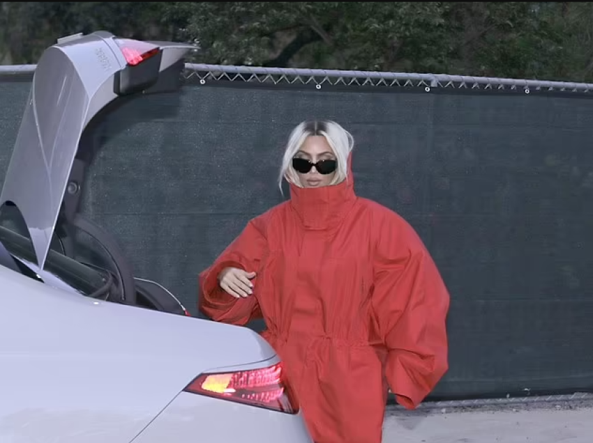 Kim Kardashian mbulohet me një pallto të madhe të kuqe dhe tregon flokët e saj të reja bionde