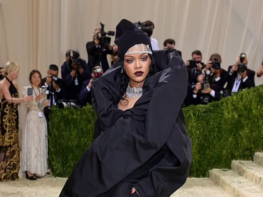 Rihanna zbulon nëse do të marrë pjesë në Met Gala të këtij viti, ndërsa zbulon se do të sjellë muzikë të mrekullueshme