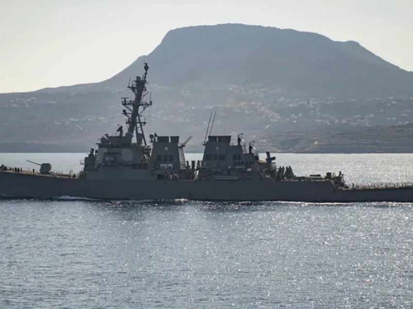 Rebelët “Houthi” sulmojnë dy anije në Oqeanin Indian dhe Detin e Kuq