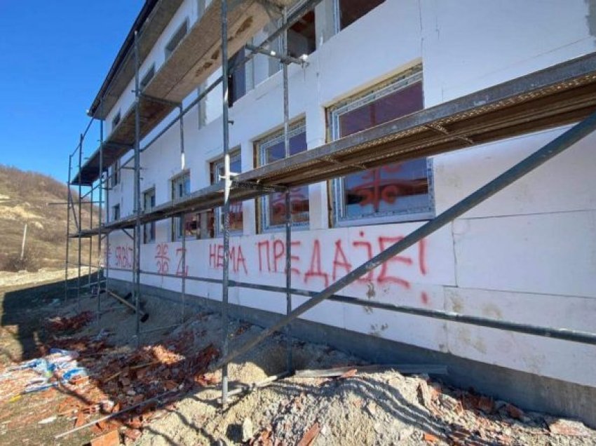Shtëpitë e shqiptarëve që po ndërtohen në veri target i vandalizmit, Krasniqi dhe Sveçla vizitojnë banorët e lagjes “Kroi i Vitakut”