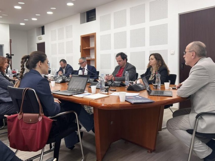Ministri Vitia prezanton “të arriturat” në Shëndetësi, i reagon deputeti Haxhiu