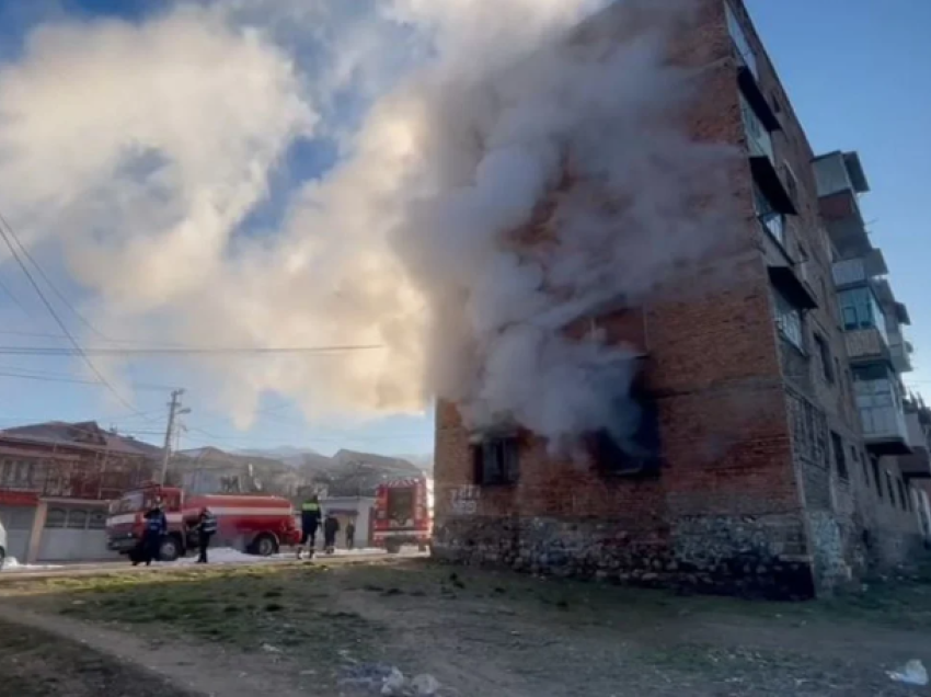 Zjarr në katin e parë të një pallati në Korçë! Brenda në apartament një grua e sëmurë