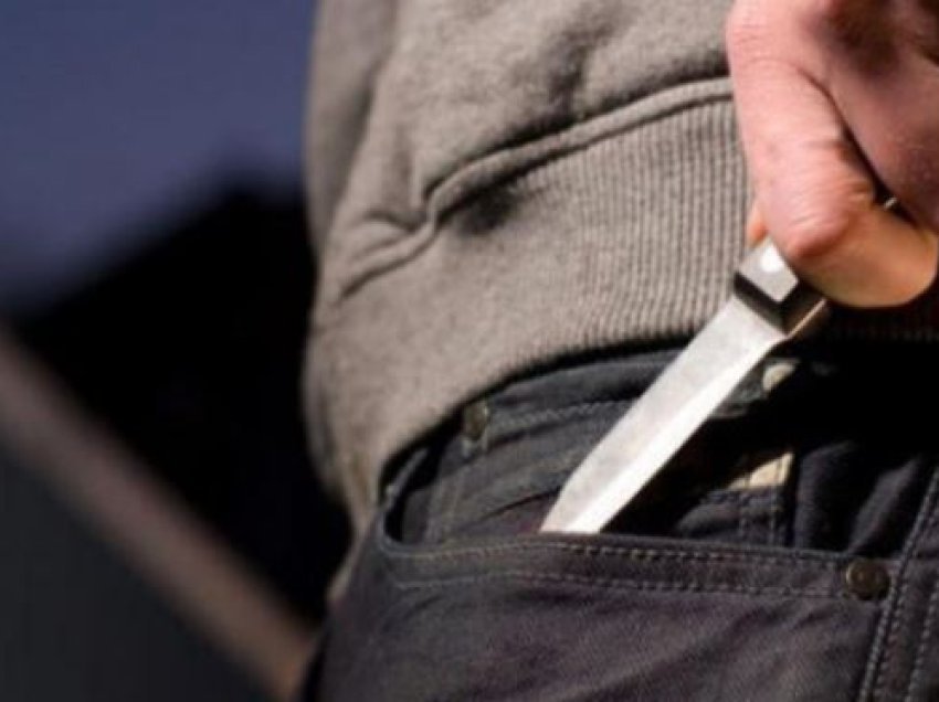 ​Një nxënës 17 vjeç godet me thikë mësuesen në shkollën Varese