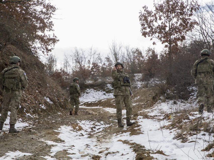 Pamje/ KFOR-i turk kryen patrullime në pikën kufitare mes Kosovës dhe Serbisë
