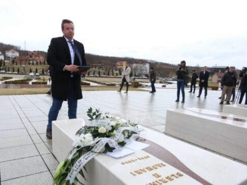Avokati serb që vizitoi varrezat e familjes Jashari, ndalohet përsëri nga policia serbe