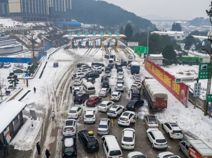 Pamje dramatike të trafikut në Kinë: Mijëra të bllokuar, një shofer kaloi tre ditë në një veturë