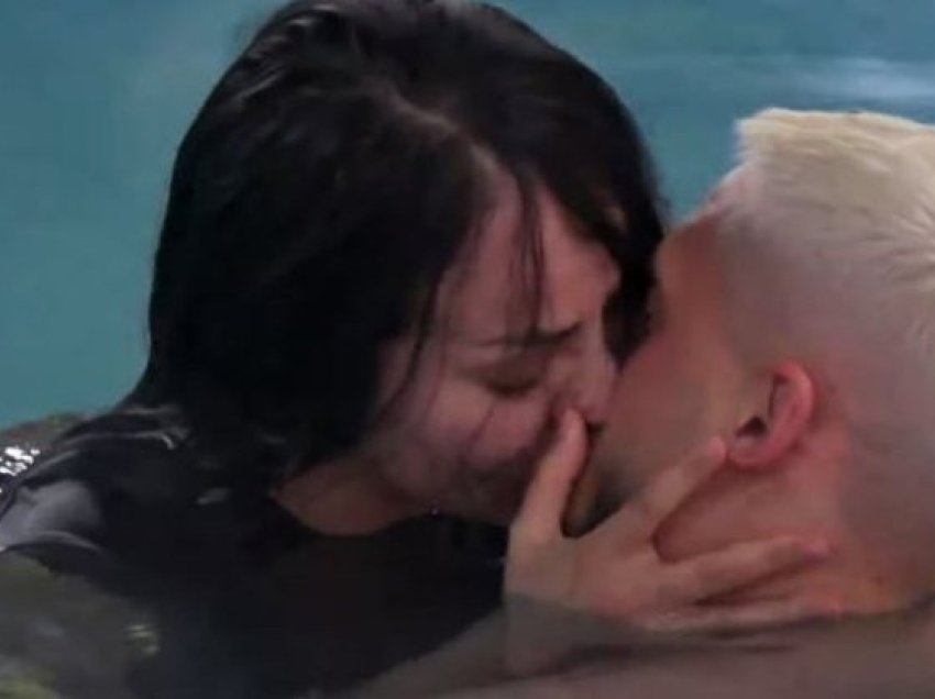 Nuk përmbahet çifti në BBV, Sara dhe Bardhi momente intime në mes të natës, puthen dhe përqafohen në pishinë