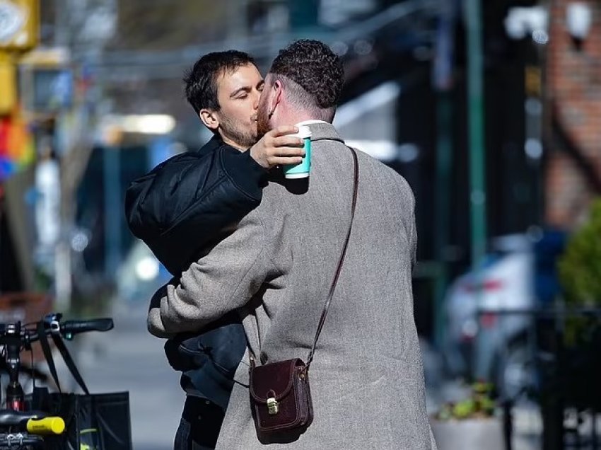Sam Smith dhe i dashuri i tij Christian Cowan shkëmbejnë një puthje pasiononte, pas spekulimeve se lidhja e tyre ishte drejt fundit