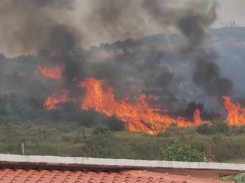 Zjarr në fushën e mbetjeve në Vlorë, digjet një pjesë e konsiderueshme e zonës