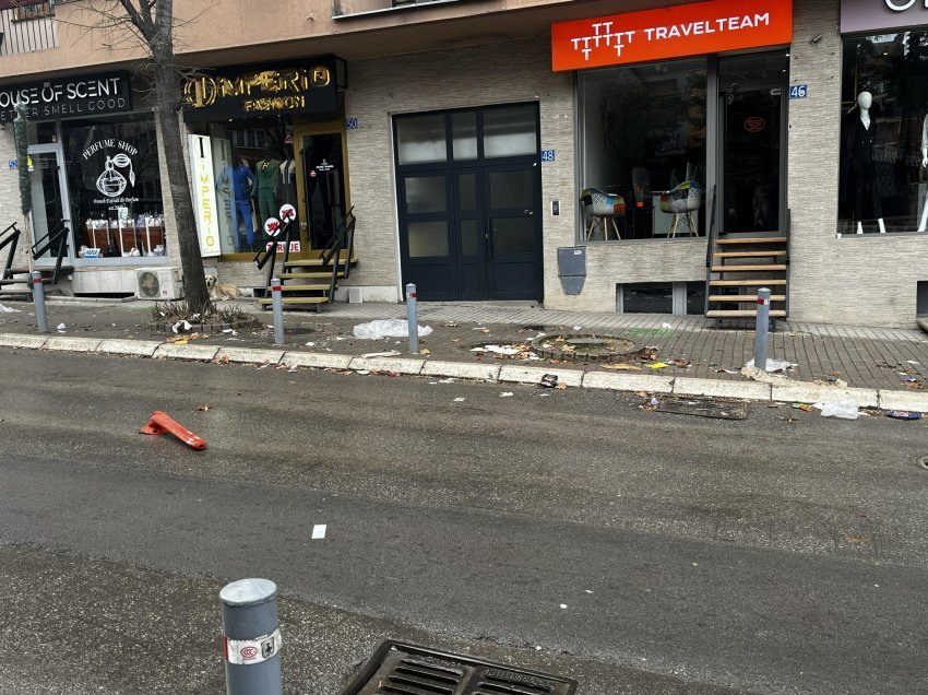 ​Erërat e forta në Prishtinë sjellin mbeturinat nëpër rrugë 