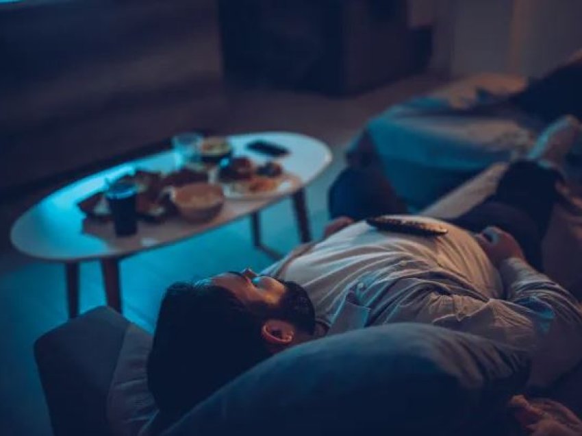 Nëse flini me televizorin ndezur rrezikoni shëndetin