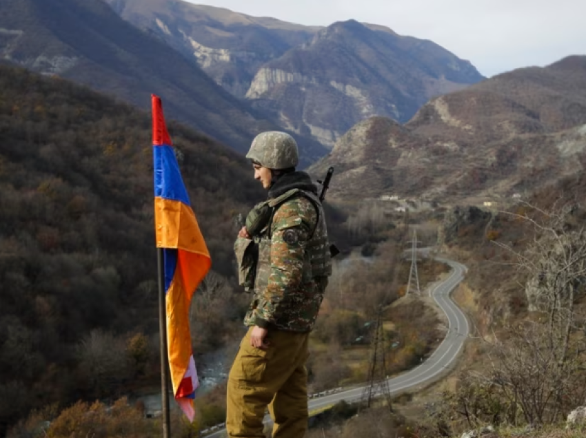 Armenia raporton për dy ushtarë të vrarë nga forcat azerbajxhanase