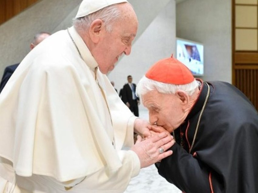 Falënderimi i Papës për kardinalin Simoni, “martirin e gjallë” 95-vjeçar të diktaturës në Shqipëri