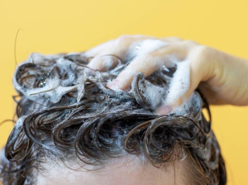 Çfarë mund t’i ndodhë flokëve tuaj nëse nuk i lani rregullisht?